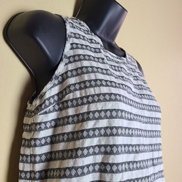 Monteau Sleeveless Diamond Print Top - Picture 2 of 8